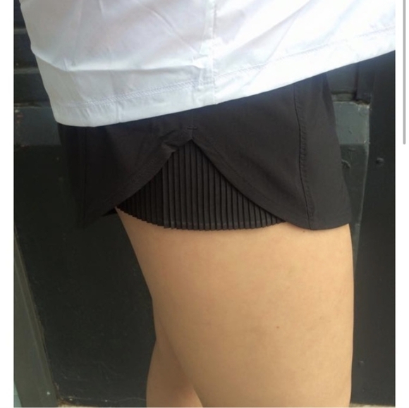 LULULEMON Pleat To Street Shorts Low Rise Black Pleated Side Size 2 - Picture 3 of 6